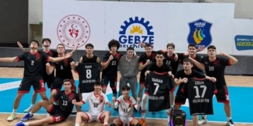Gölcük Belediyespor genç erkek voleybol takımı üst üste 3. kez şampiyon