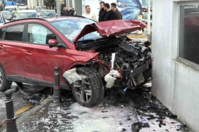 Kağıthane’de 3 aracın karıştığı zincirleme trafik kazasında 2 kişi yaralandı