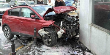 Kağıthane’de 3 aracın karıştığı zincirleme trafik kazasında 2 kişi yaralandı