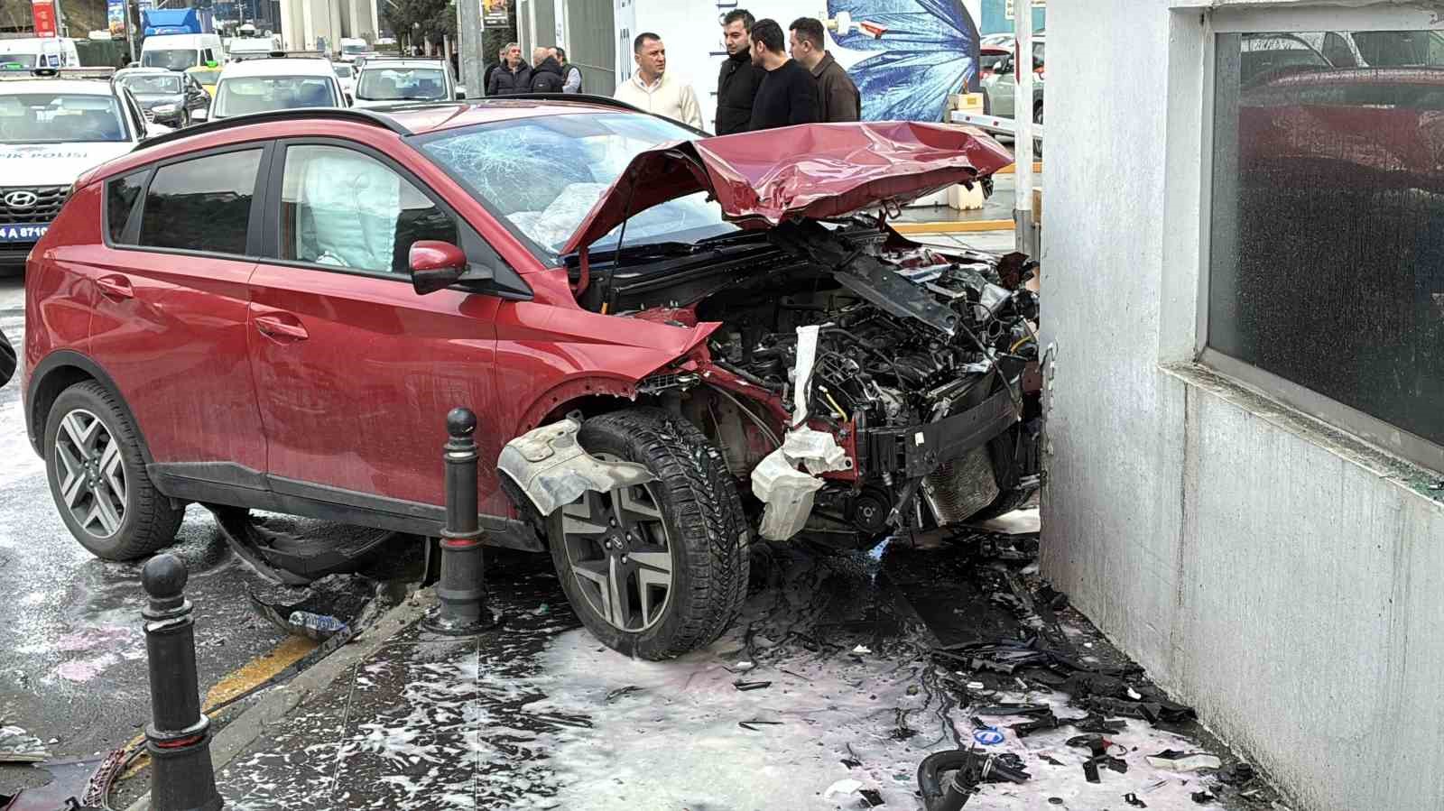 Kağıthane’de 3 aracın karıştığı zincirleme trafik kazasında 2 kişi yaralandı