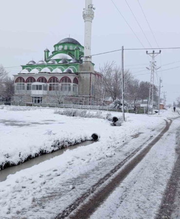 Malkara beyaza büründü : Kar yağışı etkili oluyor