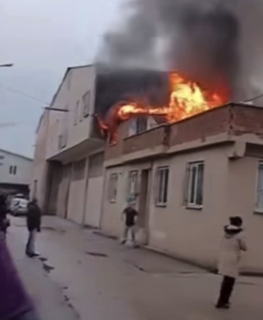 Bursa’da çatı yangını paniği