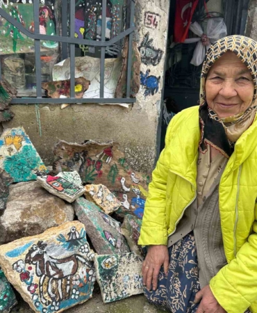 74 yaşındaki Hakime teyzenin resim tutkusu