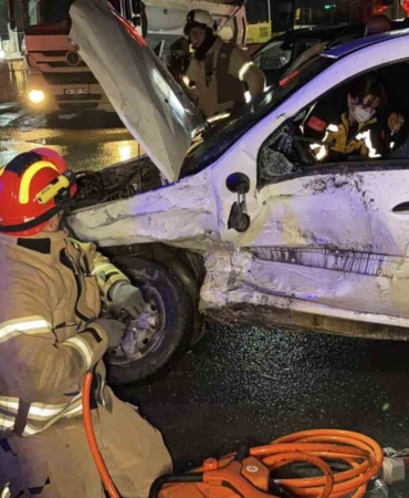 Arnavutköy’de iki araç çarpıştı: Sürücü araçta sıkıştı