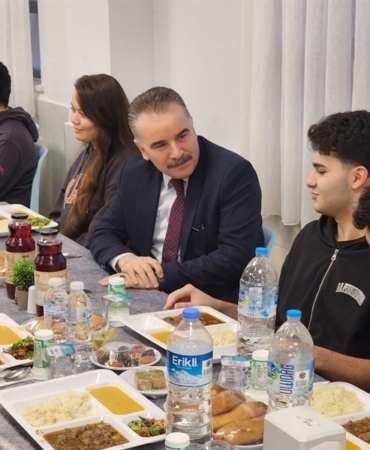 Edremit Kaymakamı Odabaş, iftar sofrasında Şehit Mustafa Serin Fen Lisesi öğrenci ve öğretmenleriyle buluştu