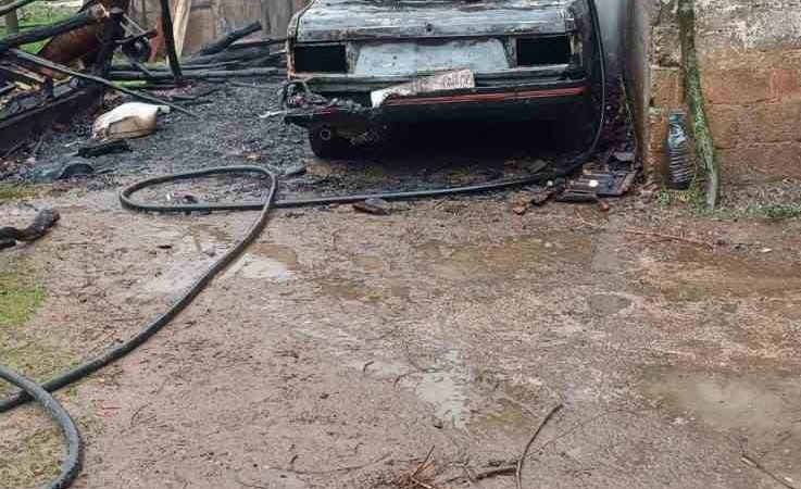 Park halindeki otomobilde çıkan yangın eve sıçradı