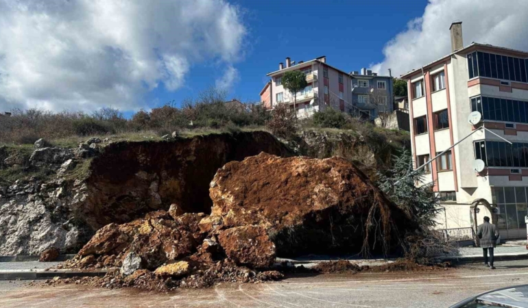 Dursunbey’de dev kaya yola düştü