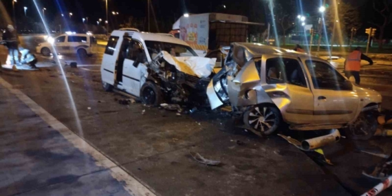 Kartal’da sahil yolunda hafif ticari araç park halindeki otomobile çarptı: 4 yaralı