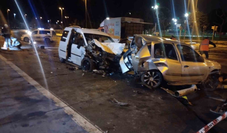 Kartal’da sahil yolunda hafif ticari araç park halindeki otomobile çarptı: 4 yaralı