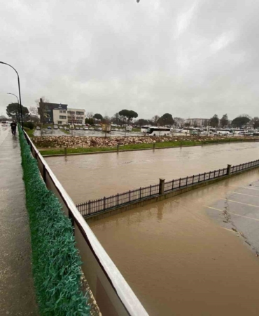 Biga’da Kocabaş Çayı yağış nedeniyle taştı