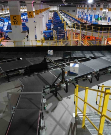 Saatte 25 bin kargo, insan eli değmeden bir araçtan diğerine yükleniyor