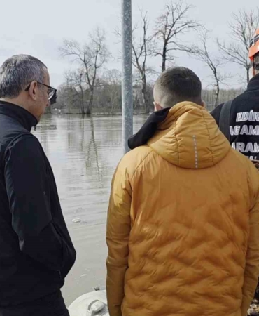 Taşkında mahsur kalan atlar için botlarla seferberlik