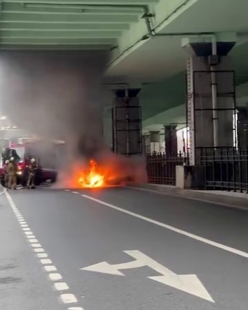 Şişli’de seyir halindeki otomobil alev alev yandı
