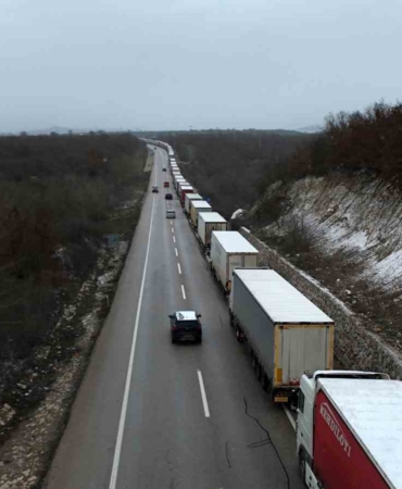 Edirne’de dondurucu soğukta kilometrelerce tır kuyruğu