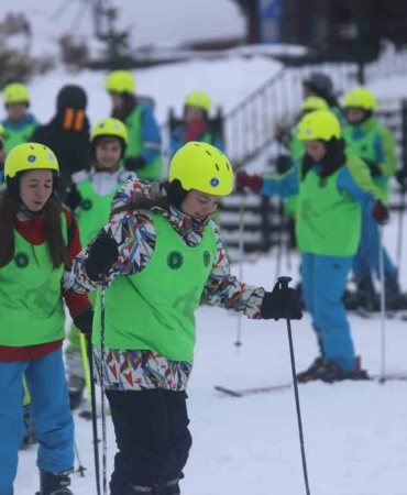 Hayatında ilk kez Uludağ’a çıktılar: "1000 Çocuk Kayak" projesiyle yüzlerce öğrenci karla buluştu