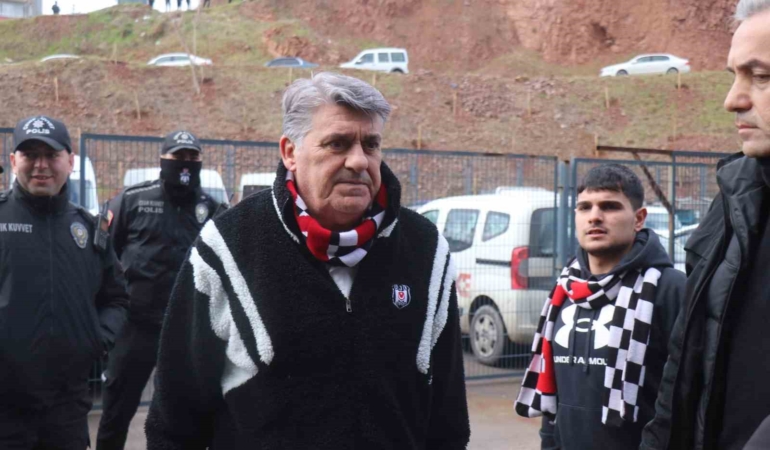 Serdal Adalı taraftarla birlikte maça geldi