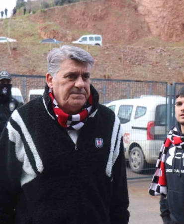 Serdar Adalı taraftarla birlikte maça geldi