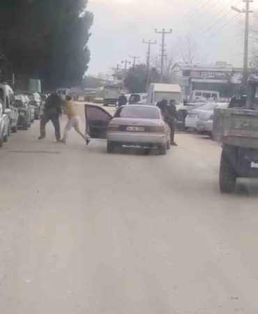 Yol ortasında yumruklu kavga kamerada