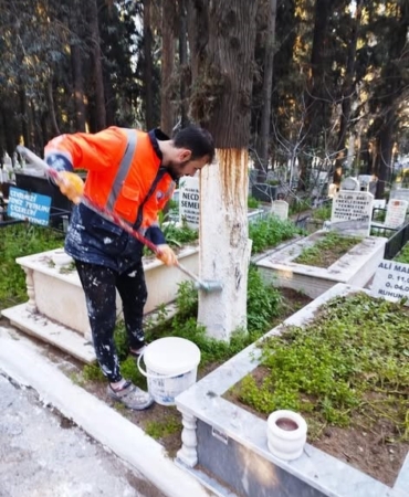 Edremit Belediyesi bayram öncesi mezarlıklarda bakım çalışmalarını sıkılaştırdı