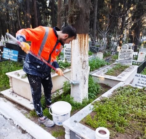 Edremit Belediyesi bayram öncesi mezarlıklarda bakım çalışmalarını sıkılaştırdı
