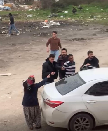 Sakarya’da hareketli dakikalar: Firariyi vermemek için polise direndiler