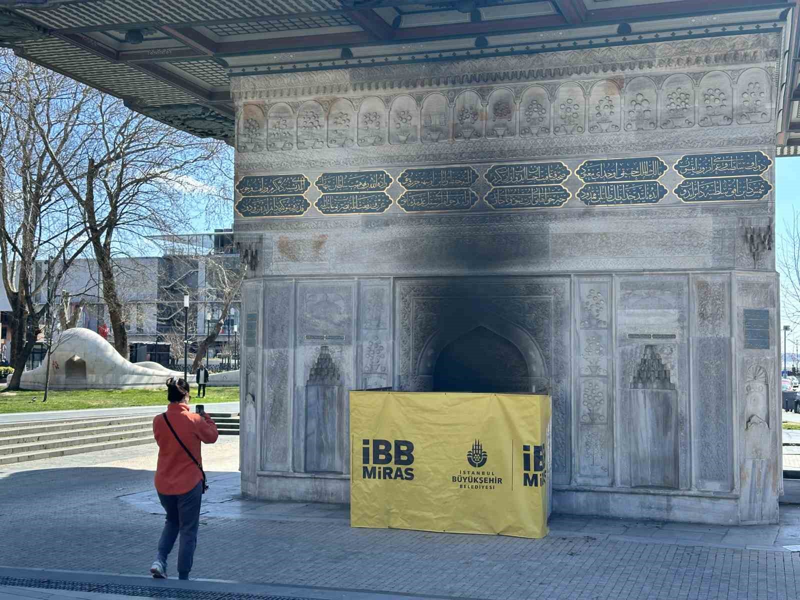 300 yıllık Tophane Çeşmesi ateş yakılması sonucu zarar gördü