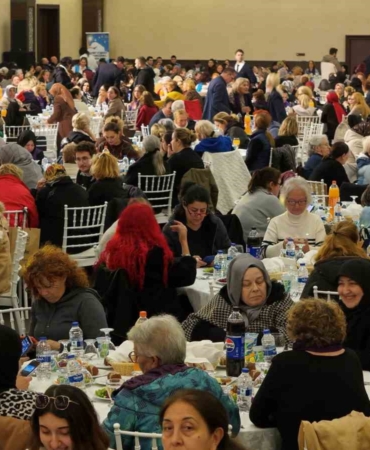 500 Büyükçekmeceli kadın Edirne’de iftar sofrasında buluştu