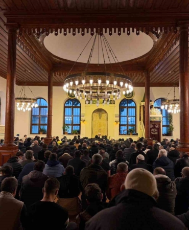 700 yıllık Orhan Camii’nde bayram coşkusu