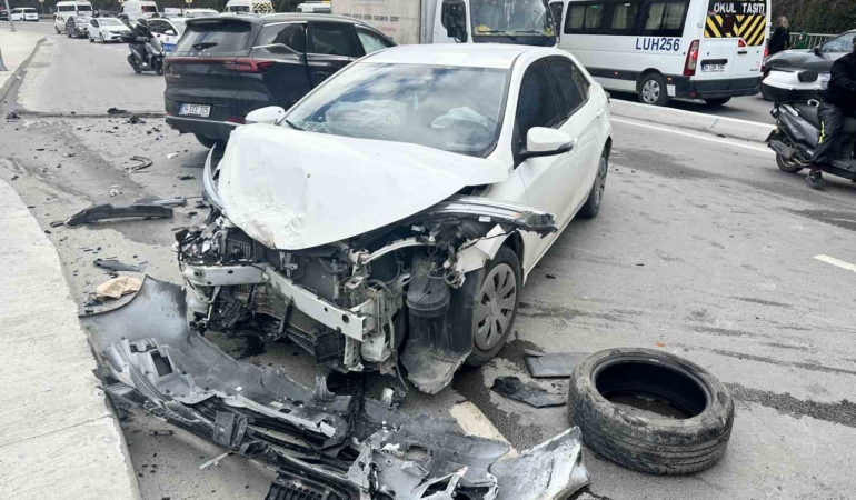 Sarıyer’de otomobil karşı şeride geçti, 4 araç birbirine girdi: 4 yaralı