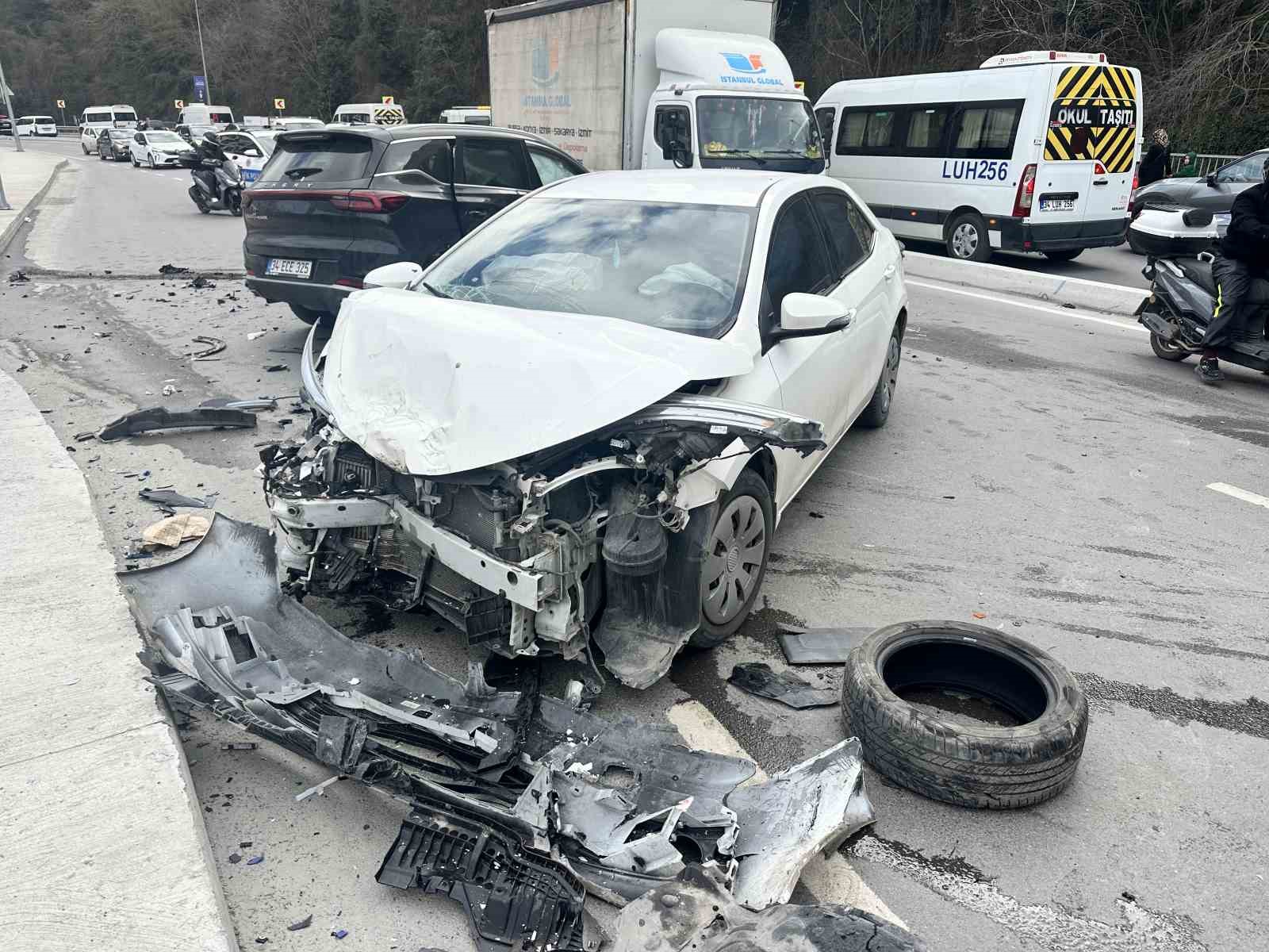 Sarıyer’de otomobil karşı şeride geçti, 4 araç birbirine girdi: 4 yaralı