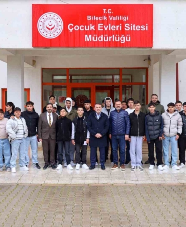 Vali Sözer bayramda çocuklar ve öğrencilerle buluştu
