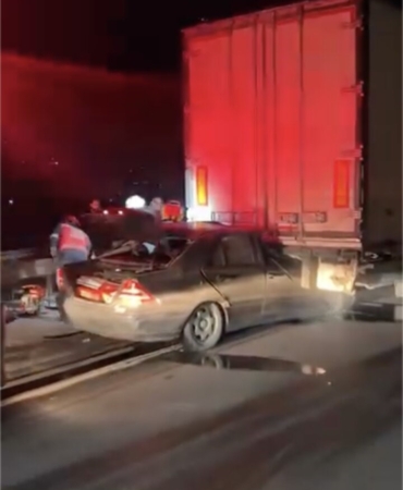 Otoyolda kontrolden çıkan otomobil, tıra arkadan çarptı: 1 yaralı