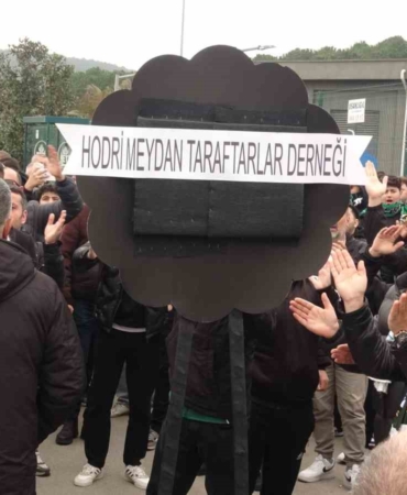 Kocaelispor taraftarları, TFF önüne siyah çelenk bıraktı