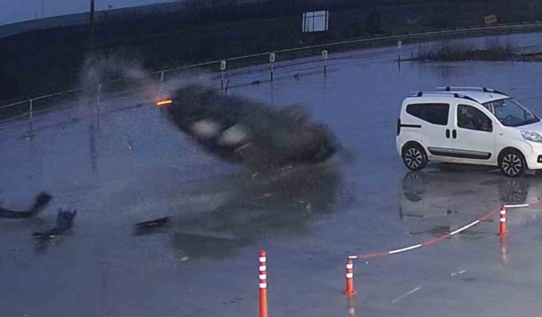 Otomobilin 60 metre boyunca defalarca takla attığı kaza kamerada