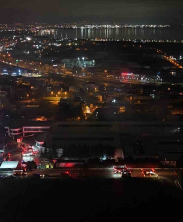 Raf imalatı yapılan fabrika alevlere teslim oldu