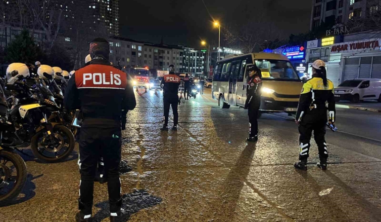 Esenyurt’ta polis ekiplerinden trafik denetimi