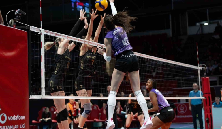 5 setlik derbinin galibi Eczacıbaşı Dynavit