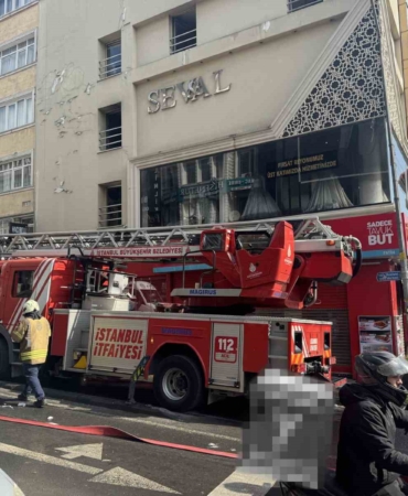 Fatih’te 3 katlı gelinlikçide yangın çıktı, ekmek teknesi yanınca gözyaşlarına boğuldu