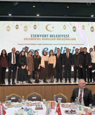 Başkan Vekili Aksoy, sağlık çalışanlarıyla iftarda buluştu