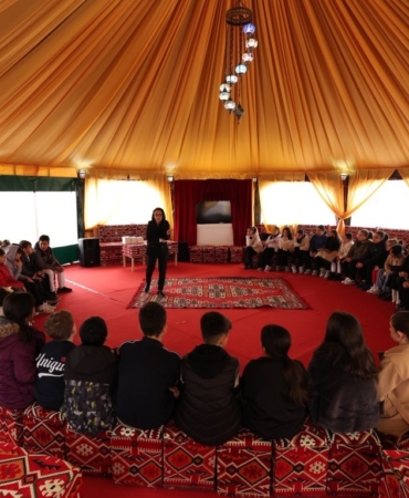 Otağ çadırında minik kitapseverler için imza günü