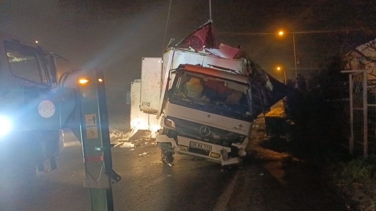 Büyükçekmece’de 8 ton hamsi taşıyan kamyon takla attı: O anlar kamerada