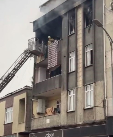 Küçükçekmece’de korkutan yangın: 5 kişi dumandan etkilendi