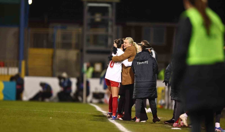 Necla Kıragası: "Türk kadını, neler yapabileceğini bir kez daha gösterdi"