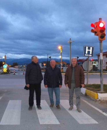 Burhaniye’de düzensiz yanan ışıklar tepki çekti