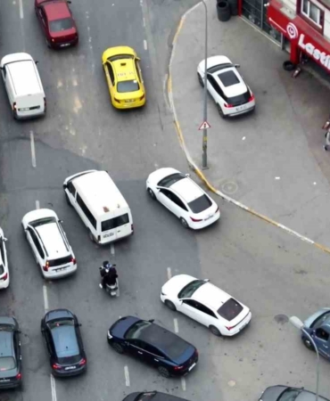 Yolu bırakıp kaldırımdan gittiler: Dron denetiminde ceza yağdı