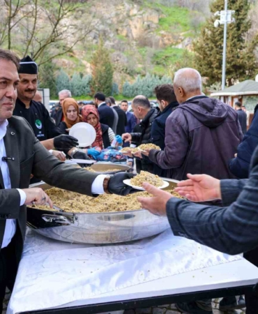 Vali Sözer’den Şeyh Edebali Türbesi’nde vatandaşlara şifalı pilav ikramı