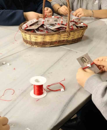 İzmit Beyaz Kalpler öğrencilerinden kadın personele el emeği 8 Mart sürprizi