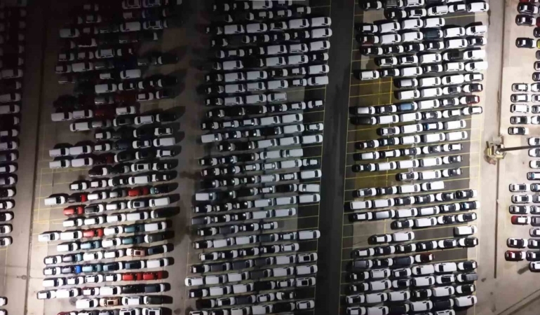 Haydarpaşa Limanı’nda gece mesaisi: 2026 model araçlar limana indirildi