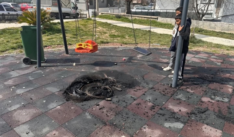 Keşan’da çocuk parkında yakılan ateş oyun gruplarına zarar verdi