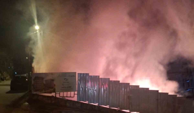 Üsküdar’da şantiyede işçilerin kaldığı konteynerlerde yangın